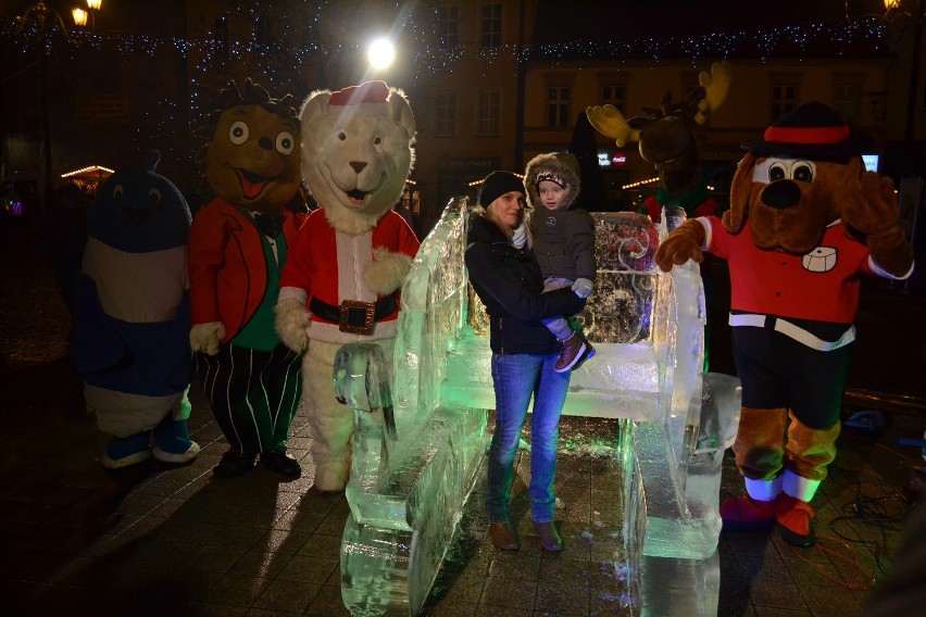 Rybnik: Rzeźbienie w lodzie i świąteczna atmosfera