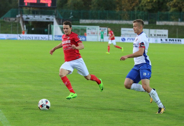 Michał Mikołajczyk (z prawej, podczas meczu w Sosnowcu) zawodnikiem Puszczy jest od 2013 roku