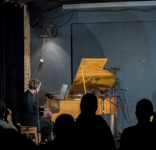 Na dobry początek w Dragonie wystąpi poznański pianista i kompozytor Szymon Siwierski, który w swoich kompozycjach łączy brzmienia ambientowe i filmowe z eksperymentalnym jazzem.