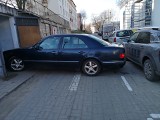 Zielona Góra. To absurd! Tak wyznaczono parking, że mężczyzna nie może wyjechać z garażu!