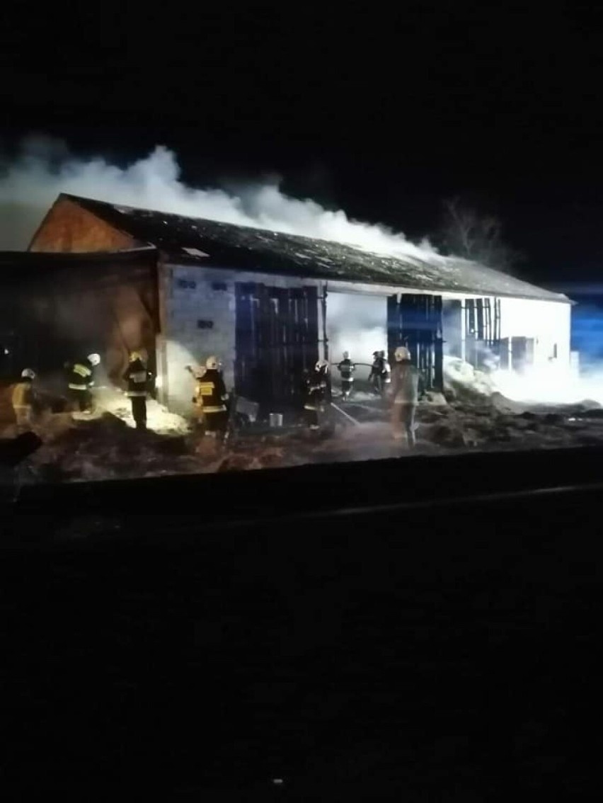 Pożar stodoły w gminie Gizałki. Silny wiatr utrudniał akcję...