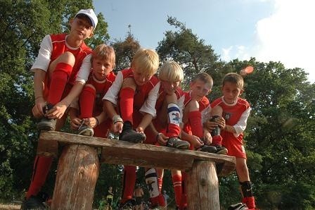 Chłopcy z Łucznika Strzelce Kraj. są już gotowi do wybiegnięcia na dobiegniewskie boiska