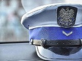 Policjant, który "pożyczył" mundur tirówce, nadal na służbie