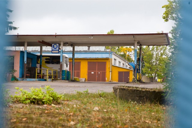 Teren dawnego dworca PKS przy ulicy Fabrycznej od lat popada w ruinę. Konstanty Strus chce tu wybudować osiedle mieszkaniowe.