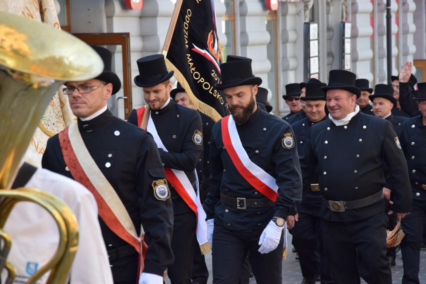 Kominiarze przeszli w paradzie przez Tarnów z racji swojego święta [ZDJĘCIA]