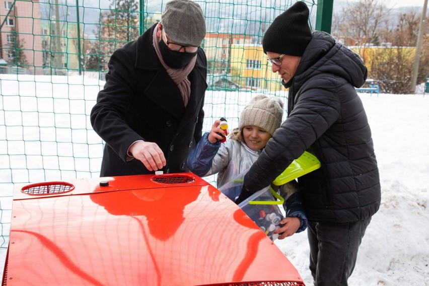 Pojemnik na plastikowe nakrętki w kształcie „malucha” stanął...