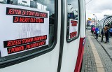 Na drzwiach tramwajów w Bydgoszczy pojawiły się naklejki. Uderzają w „Polski Ład”. To akcja ratusza