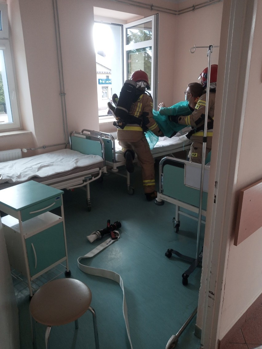Dym na korytarzach Szpitala Powiatowego w Chmielniku! Pacjenci byli wynoszeni przez okna. Uspokajamy - to były tylko ćwiczenia
