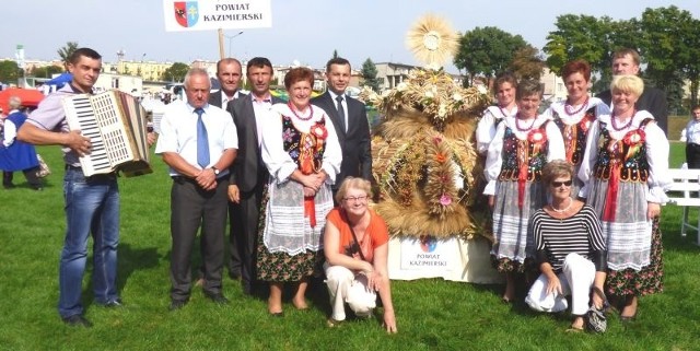 Drużyna ze Skorczowa &#8211; na zdjęciu z oficjelami... i kibicami &#8211; reprezentowała powiat kazimierski na Dożynkach Wojewódzkich 2014 w Busku-Zdroju.
