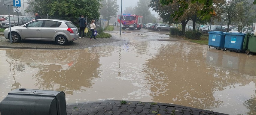 Woda z pękniętej rury zalała ulice