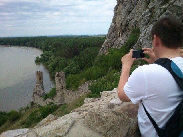 Warto wyskoczyć do zamku Devin górującego malowniczo nad Dunajem - to tylko kilkanaście kilometrów od centrum miasta. Zamek Devin - piękny widok na Dunaj.