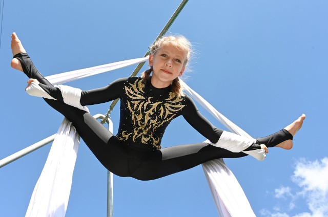 10-letnia Julia Gładysińska ma ciało jak guma. Trenuje akrobatykę powietrzną na szarfach i odnosi wielkie sukcesy.