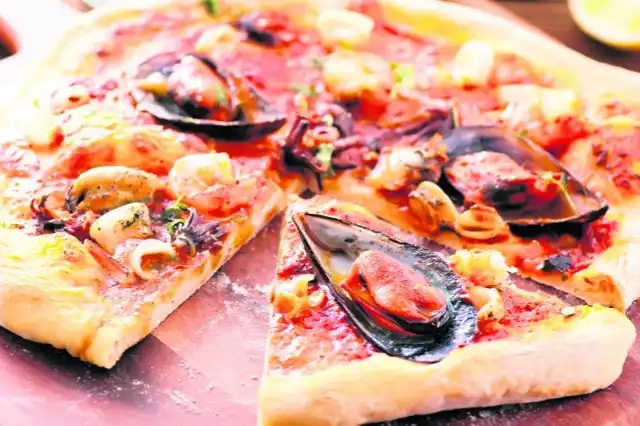 Pizza z owocami morza i sosem czosnkowym | Express Ilustrowany