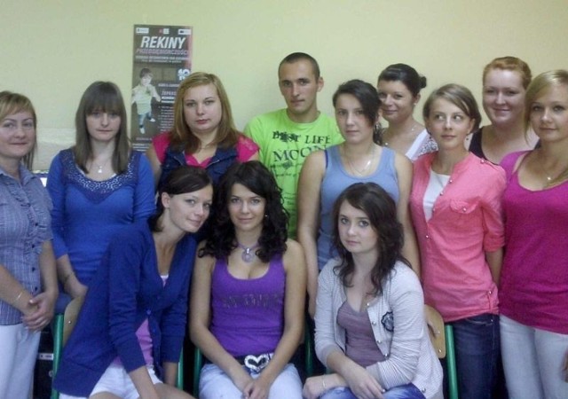 Bogusława Serwan-Partyńska (pierwsza z lewej), koordynator podkarpacki projektu "Rekiny przedsiębiorczości&#8221; wraz z młodzieżą.
