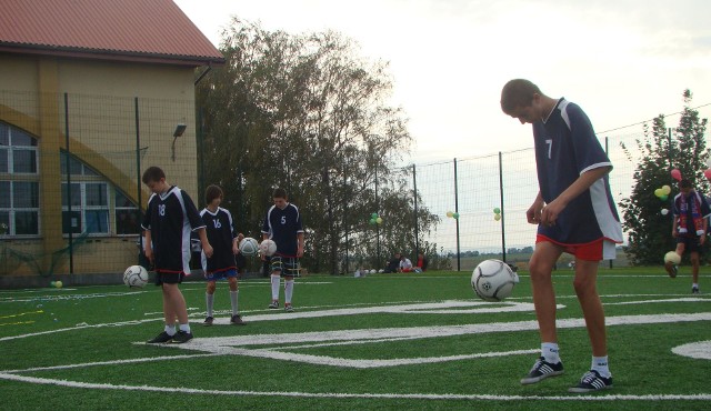 Od 2009 roku szkoła ma boisko ze sztuczną trawą. Wcześniej powstała, widoczna w tle, sala gimnastyczna