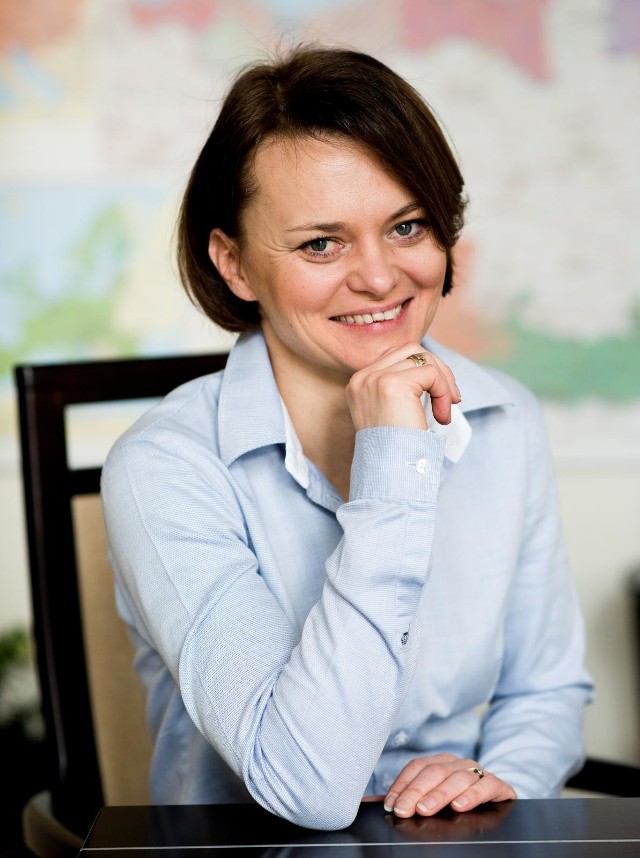 Jadwiga Emilewicz - minister przedsiębiorczości i technologii. Wcześniej od 2015 r. była wiceminister w resorcie rozwoju. Współzałożycielka, a obecnie członkini redakcji kwartalnika „Pressje”, była radna w Krakowie. Wiceprzewodnicząca partii Porozumienie