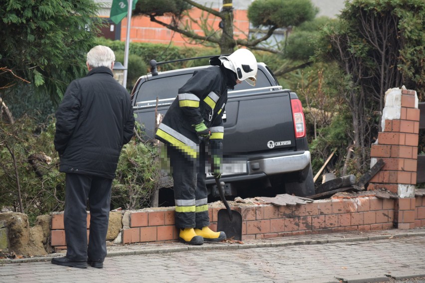 Na ulicy Gotartowickiej nissan wypadł z drogi i zniszczył...