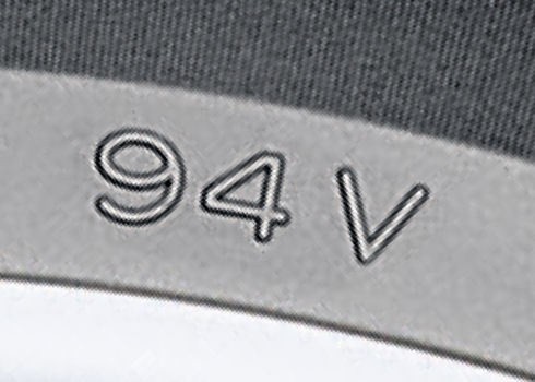 94 – oznacza nośność opony (w tym przypadku 670 kg); litera...
