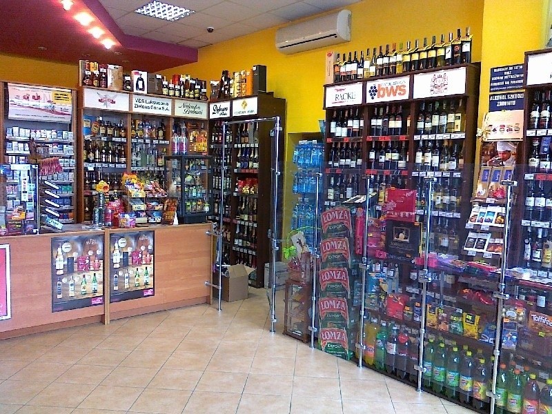 Popularne są sklepy z alkoholem, gdzie sprzedawane są nie...