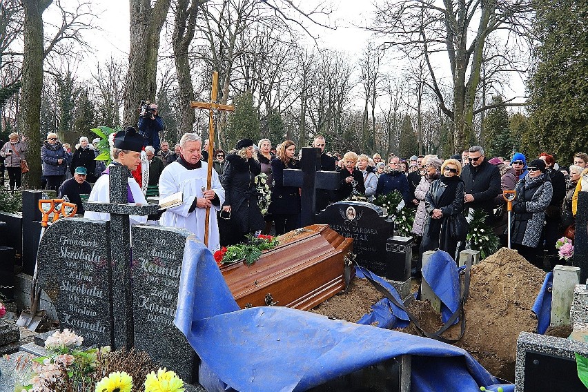 Pogrzeb Cezarego Mocka, bohatera "Sanatorium miłości". Jacek Kurski na pogrzebie. Tłumy towarzyszyły łodzianinowi w jego ostatniej drodze