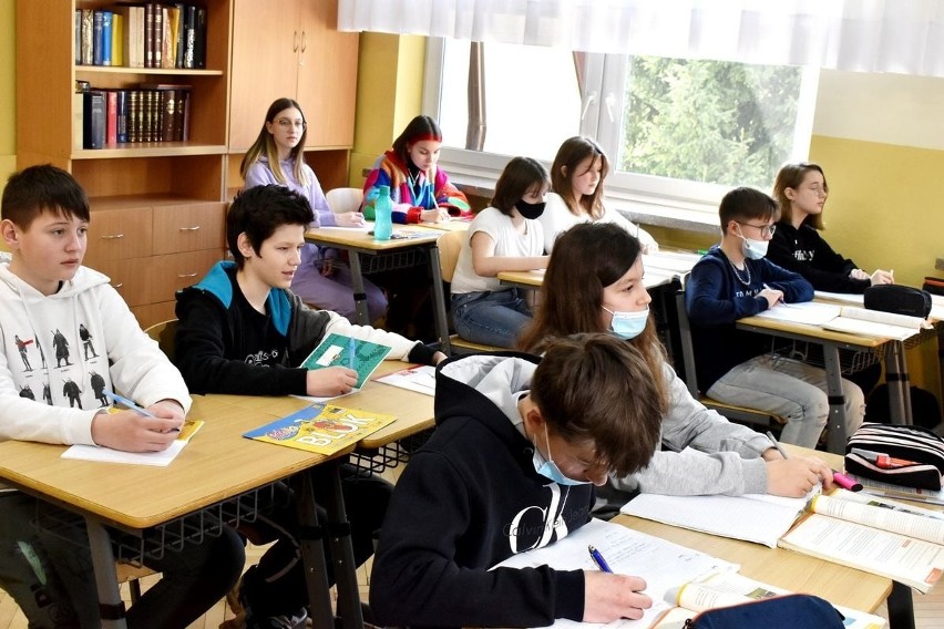 Dzieci i młodzież z Ukrainy uczą się w szkole w Mąchocicach Scholasterii, w gminie Masłów. Zostali pięknie przywitani. Zobacz zdjęcia