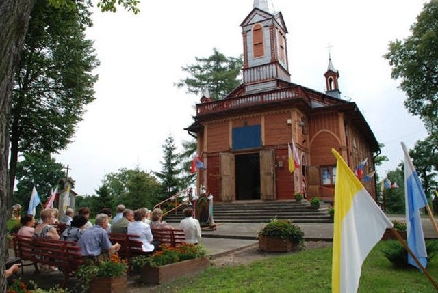 Świątynia w Krzywosądzy funkcjonuje pod wezwaniem Wniebowzięcia NMP. W środę, 15 bm., parafianie obchodzili swoje wielkie święto. Uroczystościom kościelnym towarzyszył tradycyjny dopust.Krzywosądz Otwarcie remizy OSPSwoje kramy rozłożyli kupcy. Takie odpusty to już wielowiekowa tradycja. Ten w Krzywosądzy jest jednym z najstarszych i największych na Kujawach. Obecny kościół, drewniany, z dębowych bali, wybudowali w 1863 r. Józef i Ludwika Modńscy i tę świątynię możemy podziwiać do dziś. Program 300 plus - jak otrzymać wsparcie finansowe?   