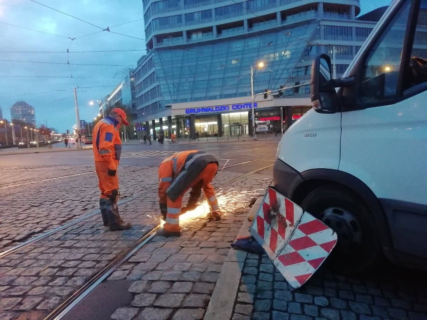 Awaria torowiska na placu Grunwaldzkim. Pękła szyna