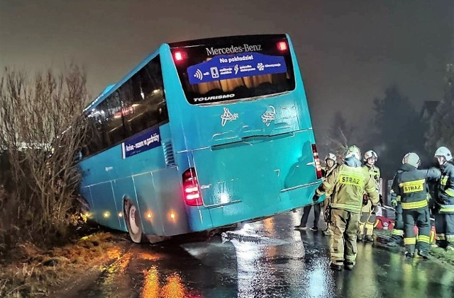 Z powodu gołoledzi na drogach kujawsko-pomorskich z 19 na 20 grudnia doszło do kilkudziesięciu wypadków i kolizji. Strażacy m. in. wyciągali z rowów autobusy. Niestety, był też wypadek, w wyniku którego życie straciła jedna osoba. Miał on miejsce na trasie S10.