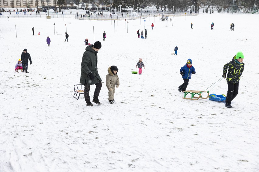 Zima w Parku Jordana - to czas dla saneczkarzy i łyżwiarzy  [GALERIA]