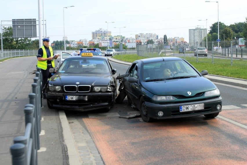 Wypadek na ul. Strzegomskiej. Dwie osoby trafiły do szpitala (ZDJĘCIA)