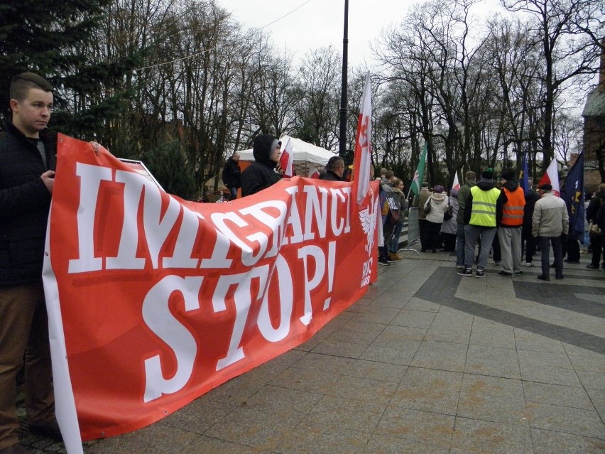 Olecko. Wielki protest w centrum miasta. Nie chcą uchodźców (zdjęcia)