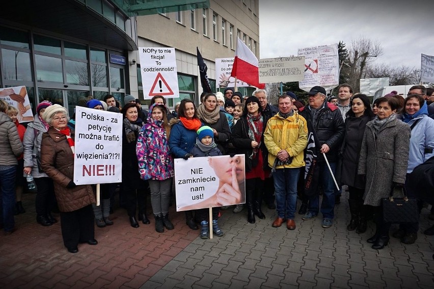 Przed sądem przy ul. Kamiennogórskiej pikietowały osoby...