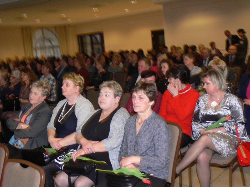 Ponad 250 pań bawiło się na Dniu Kobiet w Dworze Dwikozy na zaproszenie sandomierskiego starosty 