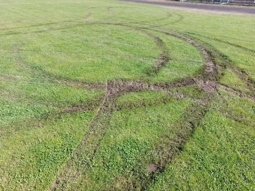 Sypniewo. Płyta boiska na gminnym stadionie zniszczona przez wandali 18-19.05.2022. Zdjęcia