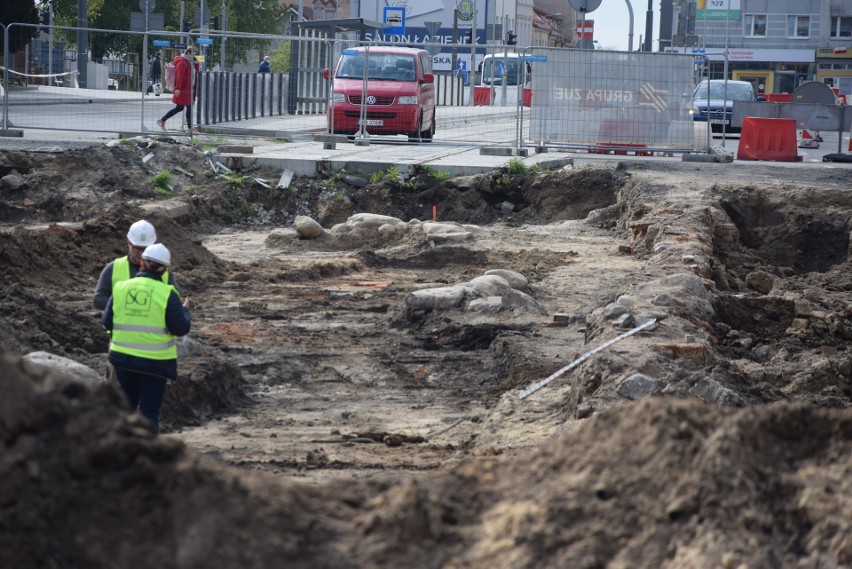 Pod ul. Chrobrego ślady historii miasta są dosłownie co...