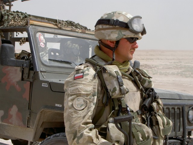 27.05.2004 irak baza w carbali nz od lewej charazy tomasz swierad podczas patrolu na irackiej pustynii wojna, zolnierz, konflikt, mundur, bron, hummer