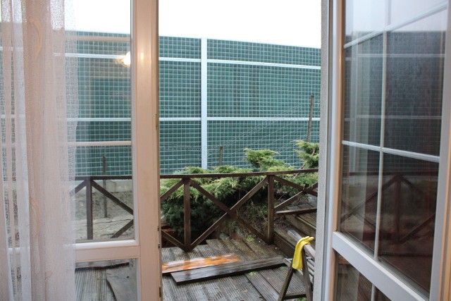 Dom w Zielonkach, wyjście z drzwi balkonowych po wybudowaniu Trasy Wolbromskiej