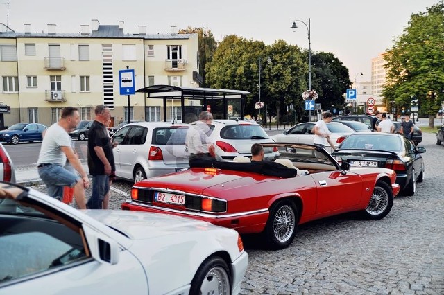 W miniony czwartek przy Pałacu Branickich spotkali się fani motoryzacji. Wydarzenie cieszyło się dużym zainteresowaniem białostoczan, którzy robili zdjęcia i rozmawiali z właścicielami pięknych aut. Białostockie Klasyki Nocą to co czwartkowe spotkania entuzjastów starej motoryzacji. Wydarzenie wpisało się już na stałe w kalendarz białostockich wydarzeń związanych z motoryzacją.Zobacz też III Podlaskie Auto Cafe. Zamek w Tykocinie oblegały setki fanów motoryzacji. Zlot nietuzinkowych samochodów (zdjęcia, wideo)Zobacz też Rozpoczęcie Sezonu Białostockie Klasyki Nocą 2018. Fani starych samochodów spotkali się przy Pałacu Branickich w Białymstoku (ZDJĘCIA WIDEO)Zobacz też Białostockie Klasyki Nocą. Każdy klasyk ma swoją historię [ZDJĘCIA, WIDEO]Wideo: III Podlaskie Auto Cafe. Zamek w Tykocinie oblegały setki fanów motoryzacji