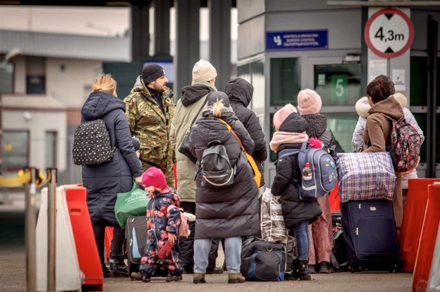 „Dziś mamy ok. 1,3 mln uchodźców wojennych z Ukrainy, którzy przebywają w Polsce. W ostatnim czasie, według statystyk, więcej osób jedzie w kierunku Ukrainy, wyjeżdża z Polski. Ale obserwujemy też to, że więcej osób migruje w ramach Polski” – powiedział Szefernaker.