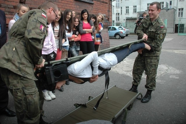 Z wojskowych noszy ranny nie wypadnie w każdych warunkach. Uczniowie przekonali się o tym po pokazie st. kpr. Kamila Kołodzieja (z lewej) i st. szer. Radosława Jakubowskiego.