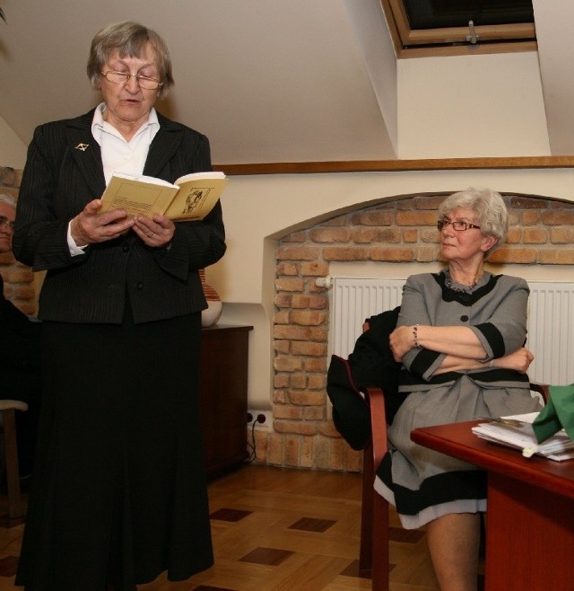 Wzruszona, emerytowana sędzia Elżbieta Gacek słuchała wierszy z własnego tomiku "Dotyk i spełnienie&#8221;.