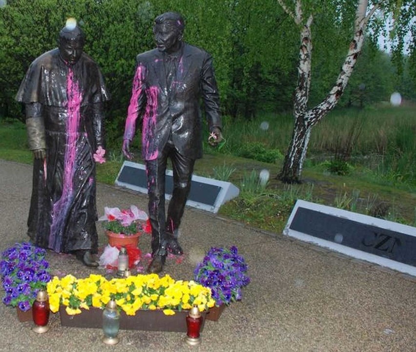 Zdewastowano pomnik Jana Pawła II i Ronalda Reagana na...