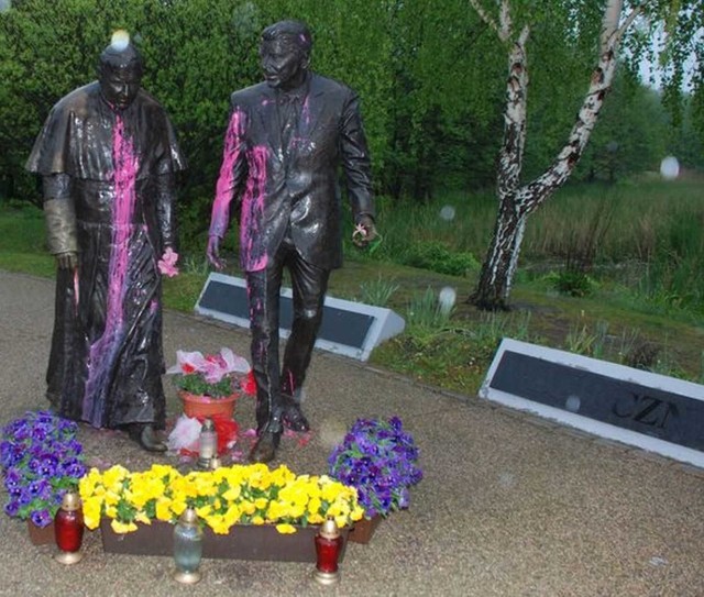Zdewastowano pomnik Jana Pawła II i Ronalda Reagana na Przymorzu. Wandale pomalowali figury farbą