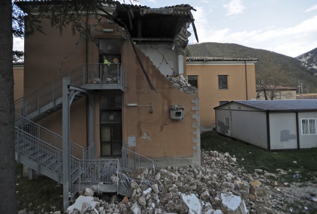Zniszczone domy w Visso