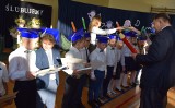Uczniowie ze szkoły w Skalbmierzu złożyli pierwsze ślubowanie. W ruch poszedł wielki ołówek. Były też upominki. Zobaczcie zdjęcia