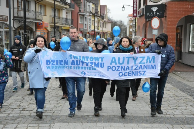 Marsz przejdzie w sobotę 13 kwietnia ulicą Staromiejską na plac Pokoju, gdzie zostaną ogłoszone wyniki konkursu plastycznego „Autyzm: wiem, rozumiem, pomagam”, na który wpłynęło niemal trzysta prac.
