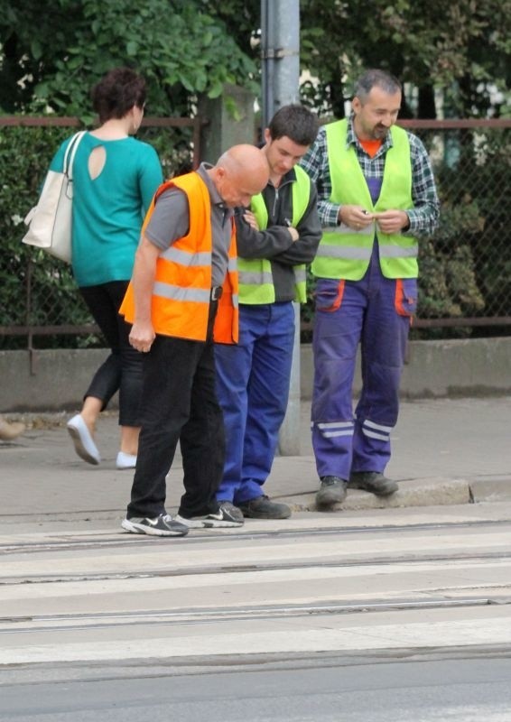 Wrocław: Jeden tramwaj wykoleił się dwa razy i sparaliżował przejazd (ZDJĘCIA)