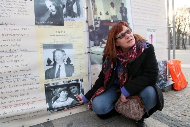 Jedną z bohaterek wystawy "586 dni stanu wojennego&#8221; jest Mariola Łupińska-Łotysz (na zdjęciu z prawej). Na ekspozycji można odnaleźć jej dwie fotografie. Po lewej stronie jest z grupą przyjaciół w trakcie tegorocznej wizyty w areszcie przy Kopernika. Zdjęcie na dole pochodzi z lat 80.