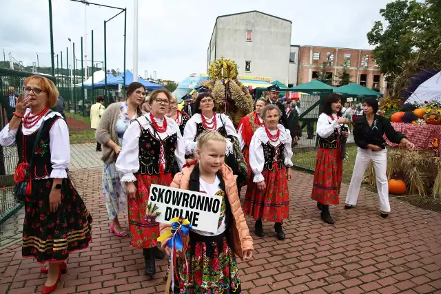 Dożynki gminne w Pińczowie. Piękne obrzędy, korowód i wspólna zabawa. Tak dziękowano Panu Bogu i rolnikom za plony.