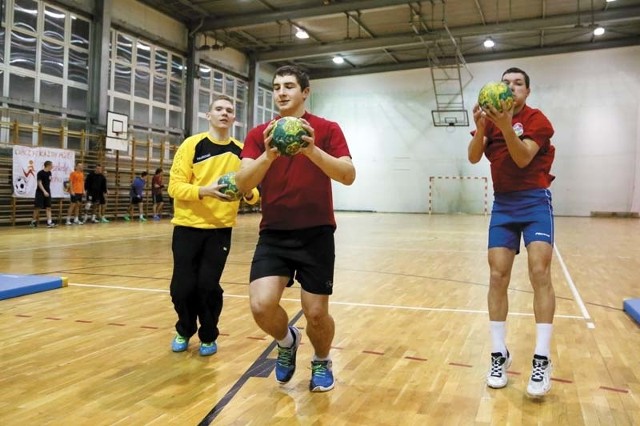 Od lewej: Przemysław Zaręba, Marcin Piekutowski i Dawid Werpachowski &#8211; trzech graczy MOKS, którzy zaczynali grę w piłkę ręczną w Rudce